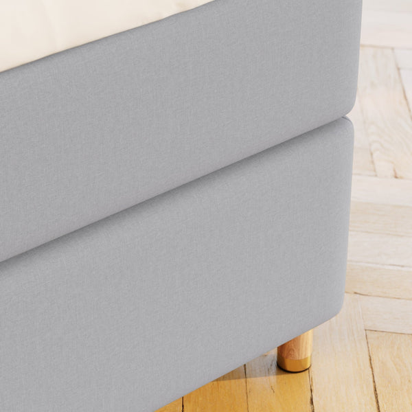 Alva Älv 160x210 Lysegrå Nordic Dream tilbyr senger med skandinavisk design og materialer av høy kvalitet. Opplev perfekt komfort for en god natts søvn. Bestill din i dag!