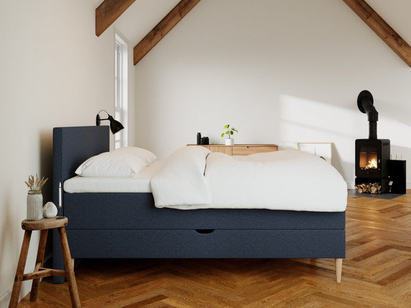 Astrid Fjäll 160x200 Mørkeblå Nordic Dream tilbyr senger med skandinavisk design og materialer av høy kvalitet. Opplev perfekt komfort for en god natts søvn. Bestill din i dag!