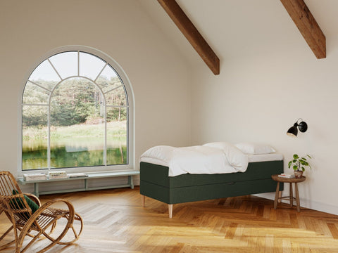 Astrid Fjäll 80x200 Mørkegrøn Nordic Dream tilbyr senger med skandinavisk design og materialer av høy kvalitet. Opplev perfekt komfort for en god natts søvn. Bestill din i dag!