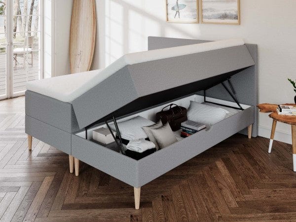 Astrid Fjord 180x200 Lysegrå Nordic Dream tilbyr senger med skandinavisk design og materialer av høy kvalitet. Opplev perfekt komfort for en god natts søvn. Bestill din i dag!