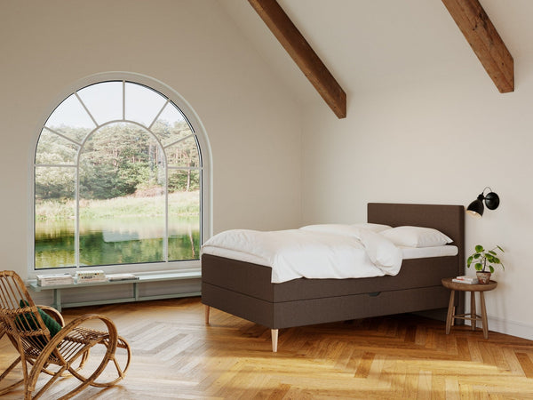 Astrid Nordlys 140x200 Mørk brun Nordic Dream tilbyr senger med skandinavisk design og materialer av høy kvalitet. Opplev perfekt komfort for en god natts søvn. Bestill din i dag!