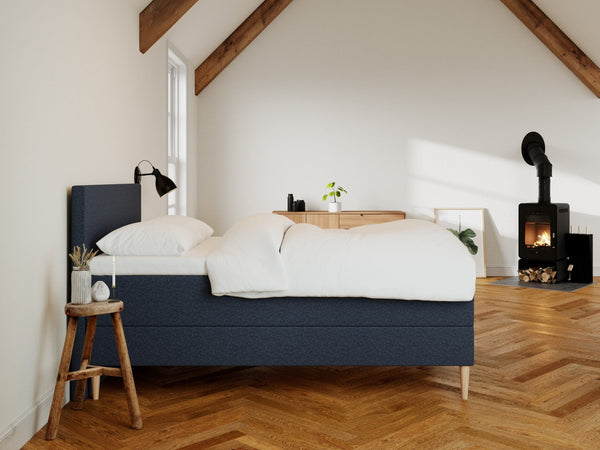Astrid Nordlys 140x200 Mørkeblå Nordic Dream tilbyr senger med skandinavisk design og materialer av høy kvalitet. Opplev perfekt komfort for en god natts søvn. Bestill din i dag!