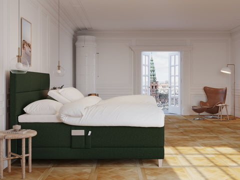 Aura Fjord 210x210 Mørkegrøn Nordic Dream tilbyr senger med skandinavisk design og materialer av høy kvalitet. Opplev perfekt komfort for en god natts søvn. Bestill din i dag!
