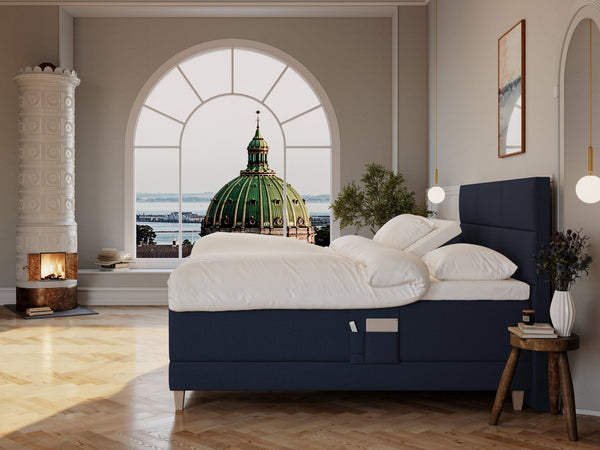 Aura Nordlys 210x210 Mørkeblå Nordic Dream tilbyr senger med skandinavisk design og materialer av høy kvalitet. Opplev perfekt komfort for en god natts søvn. Bestill din i dag!