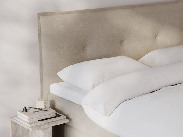 Aura Fjord 80x200 Bouclé latte Nordic Dream tilbyr senger med skandinavisk design og materialer av høy kvalitet. Opplev perfekt komfort for en god natts søvn. Bestill din i dag!