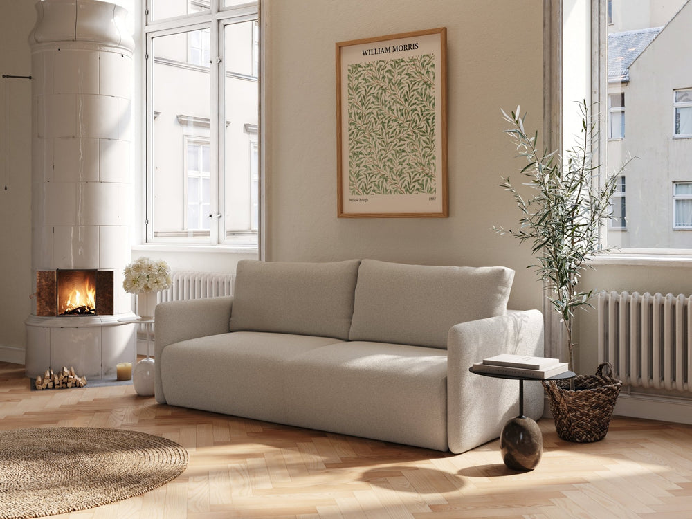 Bouclé beige sovesofa Cora 140x200 i lyst rom, myke avrundede former, teksturert stoff, peis, plante og sidebord