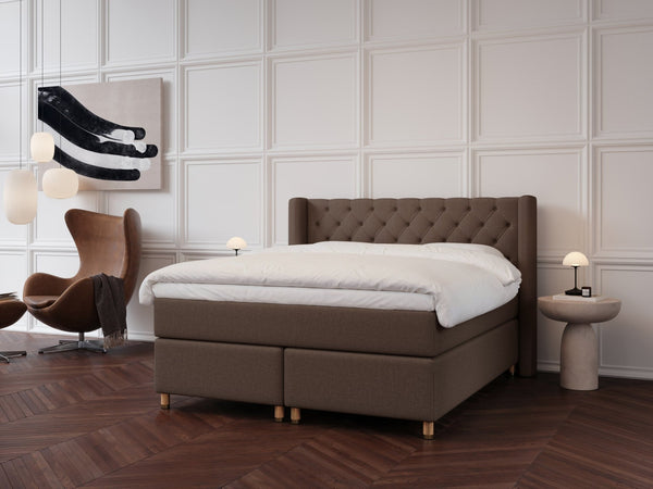Eira Fjäll 180x200 Mørk brun Nordic Dream tilbyr senger med skandinavisk design og materialer av høy kvalitet. Opplev perfekt komfort for en god natts søvn. Bestill din i dag!