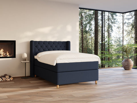 Eira Fjord 140x200 Mørkeblå Nordic Dream tilbyr senger med skandinavisk design og materialer av høy kvalitet. Opplev perfekt komfort for en god natts søvn. Bestill din i dag!