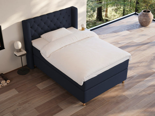 Eira Fjord 140x200 Mørkeblå Nordic Dream tilbyr senger med skandinavisk design og materialer av høy kvalitet. Opplev perfekt komfort for en god natts søvn. Bestill din i dag!