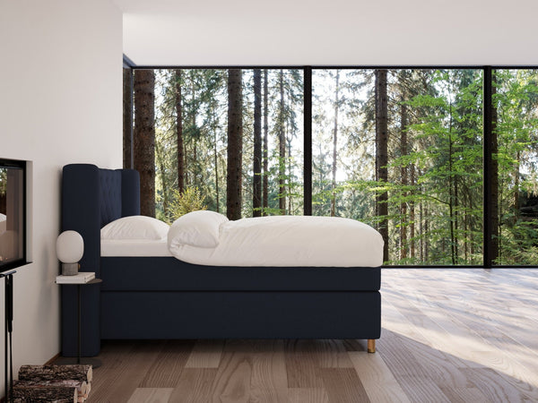 Eira Fjord 140x200 Mørkeblå Nordic Dream tilbyr senger med skandinavisk design og materialer av høy kvalitet. Opplev perfekt komfort for en god natts søvn. Bestill din i dag!