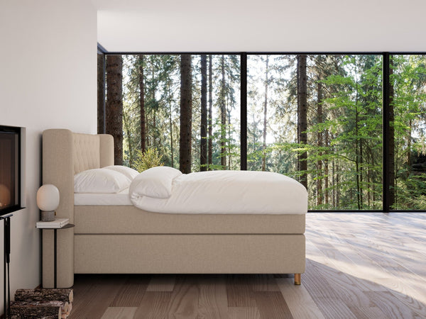 Eira Fjord 160x200 Sand Nordic Dream tilbyr senger med skandinavisk design og materialer av høy kvalitet. Opplev perfekt komfort for en god natts søvn. Bestill din i dag!