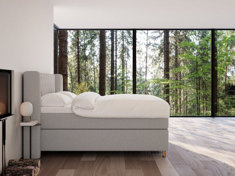 Eira Fjord 180x210 Lysegrå Nordic Dream tilbyr senger med skandinavisk design og materialer av høy kvalitet. Opplev perfekt komfort for en god natts søvn. Bestill din i dag!