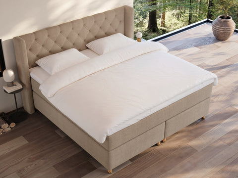 Eira Fjord 200x200 Bouclé latte Nordic Dream tilbyr senger med skandinavisk design og materialer av høy kvalitet. Opplev perfekt komfort for en god natts søvn. Bestill din i dag!