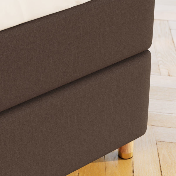 Eira Fjord 210x210 Mørk brun Nordic Dream tilbyr senger med skandinavisk design og materialer av høy kvalitet. Opplev perfekt komfort for en god natts søvn. Bestill din i dag!