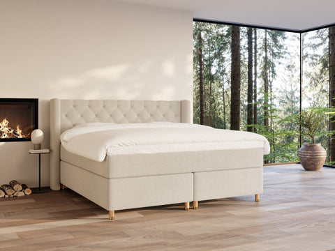 Eira Fjord 220x220 Bouclé cream Nordic Dream tilbyr senger med skandinavisk design og materialer av høy kvalitet. Opplev perfekt komfort for en god natts søvn. Bestill din i dag!