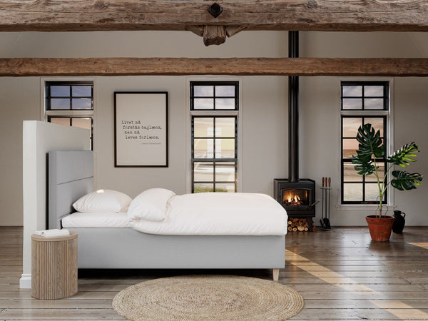 Freja Älv 120x200 Lysegrå Nordic Dream tilbyr senger med skandinavisk design og materialer av høy kvalitet. Opplev perfekt komfort for en god natts søvn. Bestill din i dag!