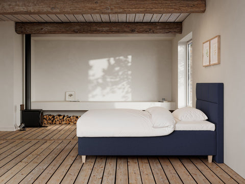 Freja Fjord 120x200 Mørkeblå Nordic Dream tilbyr senger med skandinavisk design og materialer av høy kvalitet. Opplev perfekt komfort for en god natts søvn. Bestill din i dag!