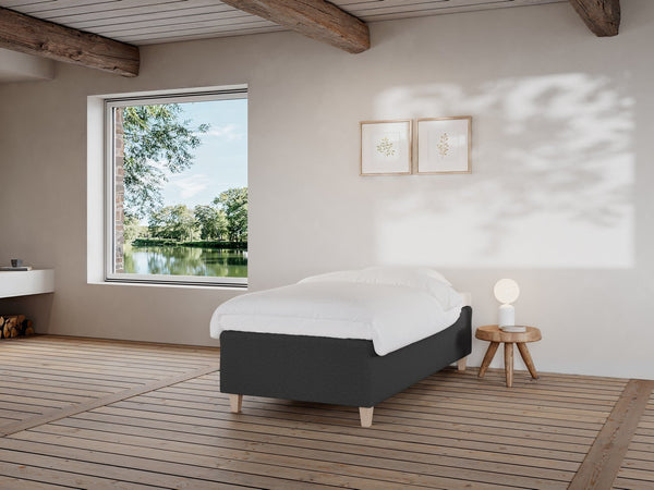 Freja Fjord 80x200 Antrasitt Nordic Dream tilbyr senger med skandinavisk design og materialer av høy kvalitet. Opplev perfekt komfort for en god natts søvn. Bestill din i dag!