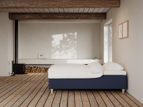 Freja Fjord 90x200 Mørkeblå Nordic Dream tilbyr senger med skandinavisk design og materialer av høy kvalitet. Opplev perfekt komfort for en god natts søvn. Bestill din i dag!