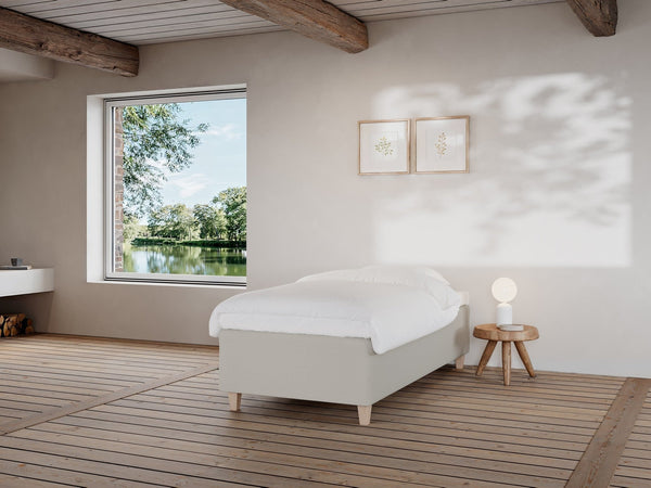 Freja Fjord 90x200 Sand Nordic Dream tilbyr senger med skandinavisk design og materialer av høy kvalitet. Opplev perfekt komfort for en god natts søvn. Bestill din i dag!