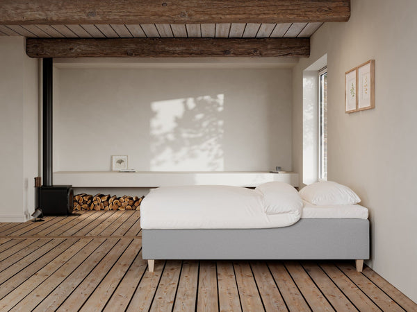 Freja Fjord 90x210 Lysegrå Nordic Dream tilbyr senger med skandinavisk design og materialer av høy kvalitet. Opplev perfekt komfort for en god natts søvn. Bestill din i dag!