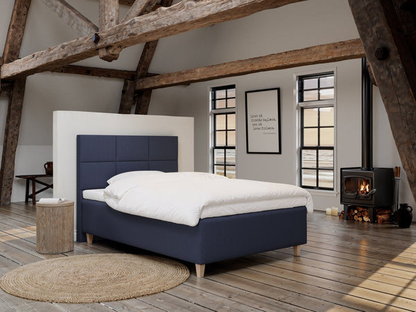 Freja Nordlys 120x200 Mørkeblå Nordic Dream tilbyr senger med skandinavisk design og materialer av høy kvalitet. Opplev perfekt komfort for en god natts søvn. Bestill din i dag!
