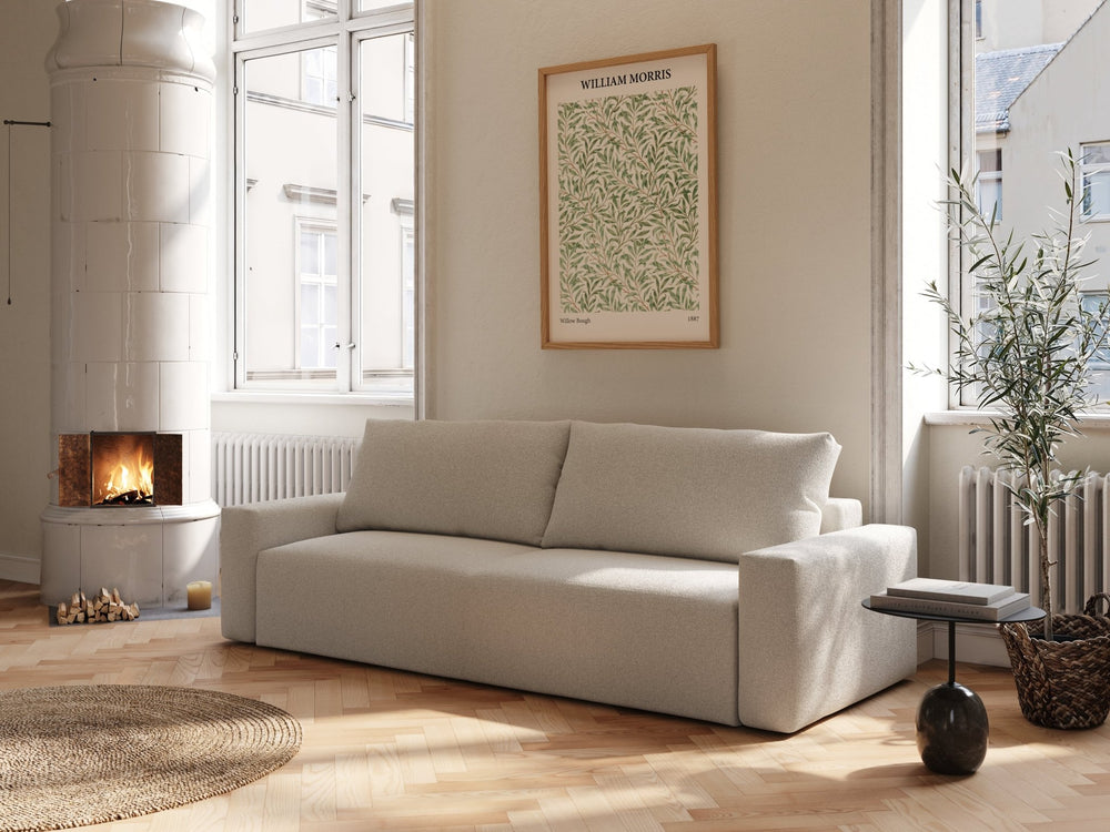 Beige bouclé sovesofa Mara 145x200 cm, myke puter og rette armlener i lyst, minimalistisk stueinteriør.