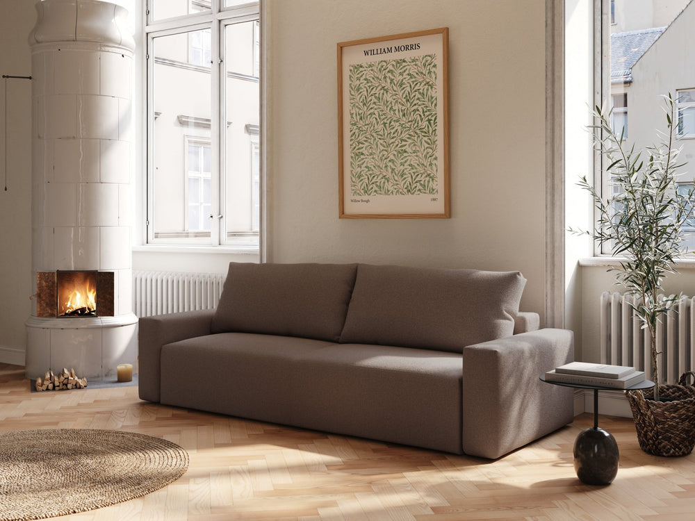 Mørkebrun bouclé sovesofa 145x200 cm, myke firkantede armer og ryggputer i lyst, solfylt stueinteriør.