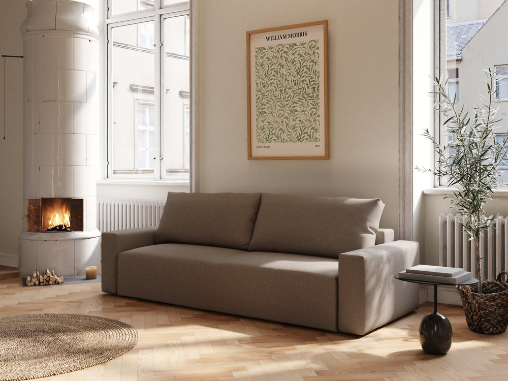 Brun sovesofa Mara 145x200 cm i mykt stoff, rette armlener og to ryggputer i lyst stueinteriør.