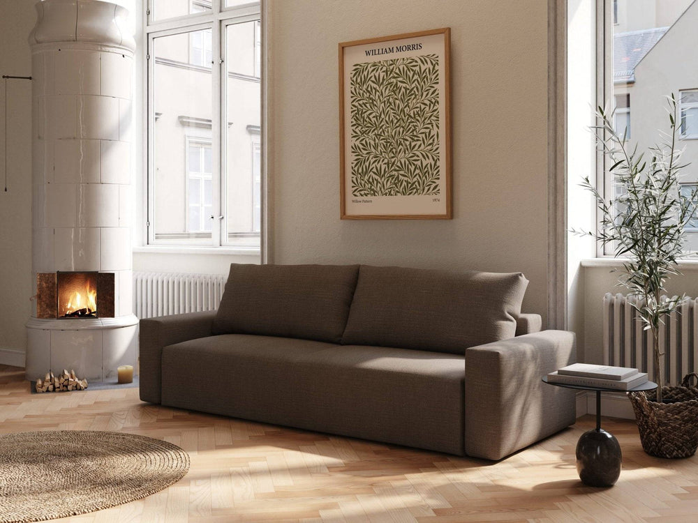 Brun sovesofa Mara 145x200 cm i sklisikkert stoff, rektangulær form med lave armlener i lyst, minimalistisk stueinteriør.