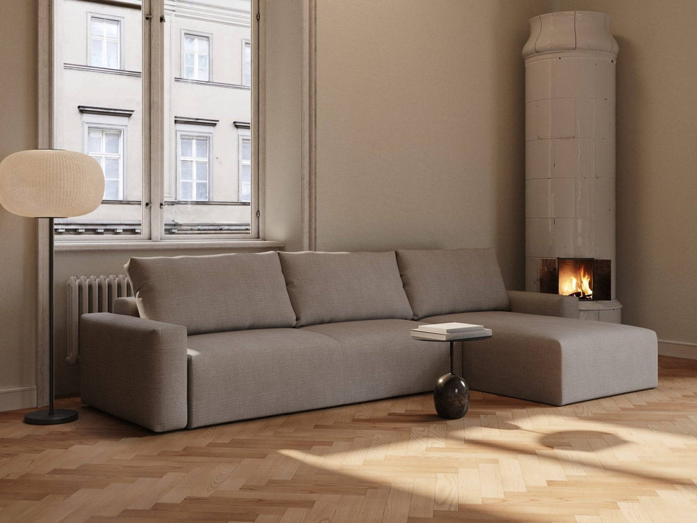 Lattefarget sovesofa Maru 145x342 cm i linaktig stoff, lav rygg med tre løse puter, høyre chaiselong i lyst, minimalistisk