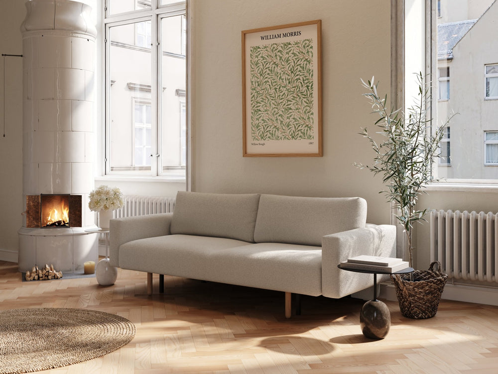 Beige bouclé sovesofa 140x200 med rene linjer i lyst rom, ved peis, plante og sidebord.