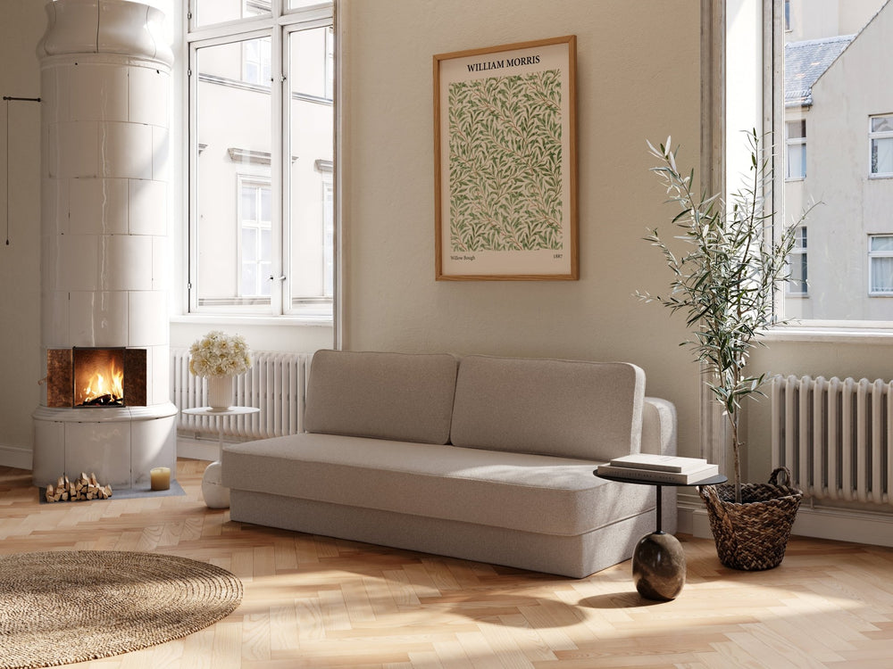 Beige bouclé sovesofa 140x200 cm i lys stue ved vindu, med flisovn, sidebord og plante.