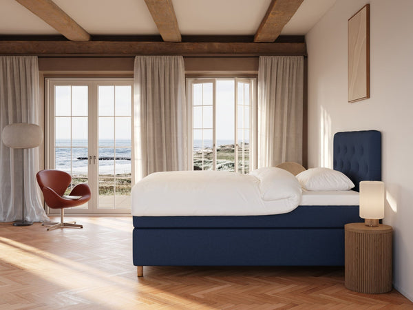 Nora Fjäll 140x200 Mørkeblå Nordic Dream tilbyr senger med skandinavisk design og materialer av høy kvalitet. Opplev perfekt komfort for en god natts søvn. Bestill din i dag!