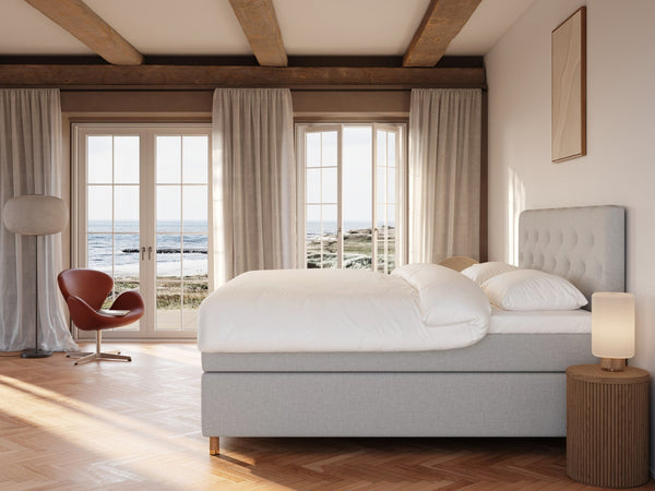 Nora Fjäll 200x200 Lysegrå Nordic Dream tilbyr senger med skandinavisk design og materialer av høy kvalitet. Opplev perfekt komfort for en god natts søvn. Bestill din i dag!