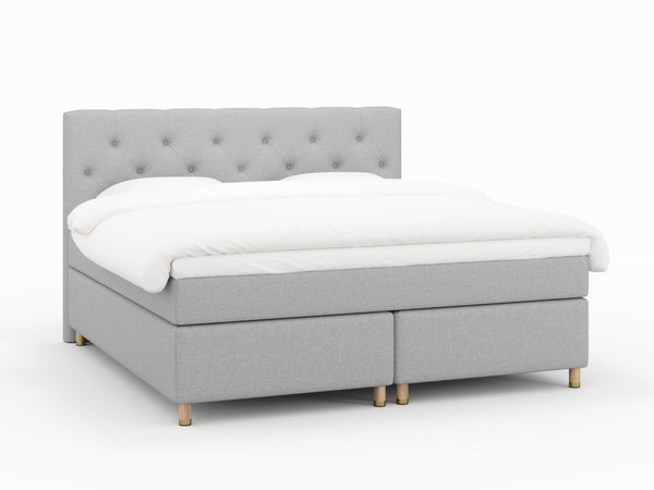 Nora Fjäll 200x200 Lysegrå Nordic Dream tilbyr senger med skandinavisk design og materialer av høy kvalitet. Opplev perfekt komfort for en god natts søvn. Bestill din i dag!