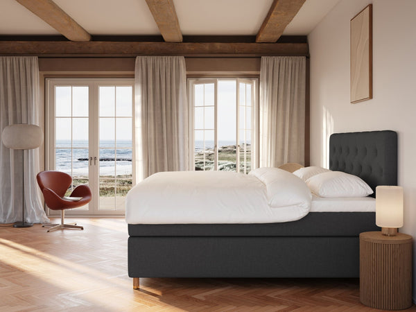 Nora Fjäll 210x210 Antrasitt Nordic Dream tilbyr senger med skandinavisk design og materialer av høy kvalitet. Opplev perfekt komfort for en god natts søvn. Bestill din i dag!