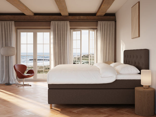 Nora Fjäll 220x220 Mørk brun Nordic Dream tilbyr senger med skandinavisk design og materialer av høy kvalitet. Opplev perfekt komfort for en god natts søvn. Bestill din i dag!