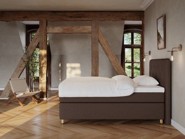 Nora Fjord 140x200 Mørk brun Nordic Dream tilbyr senger med skandinavisk design og materialer av høy kvalitet. Opplev perfekt komfort for en god natts søvn. Bestill din i dag!