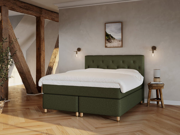 Nora Fjord 160x210 Mørkegrøn Nordic Dream tilbyr senger med skandinavisk design og materialer av høy kvalitet. Opplev perfekt komfort for en god natts søvn. Bestill din i dag!