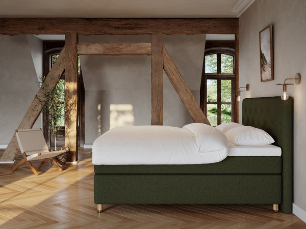 Nora Fjord 210x210 Mørkegrøn Nordic Dream tilbyr senger med skandinavisk design og materialer av høy kvalitet. Opplev perfekt komfort for en god natts søvn. Bestill din i dag!