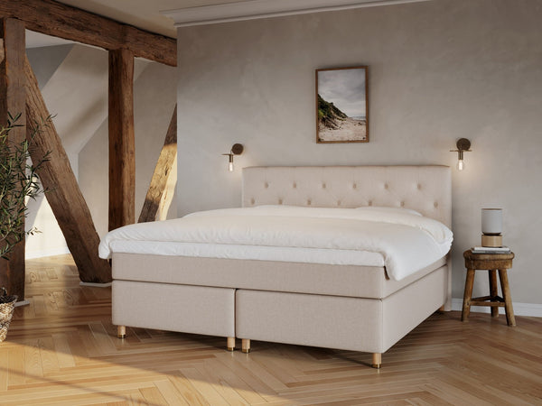 Nora Fjord 220x220 Sand Nordic Dream tilbyr senger med skandinavisk design og materialer av høy kvalitet. Opplev perfekt komfort for en god natts søvn. Bestill din i dag!