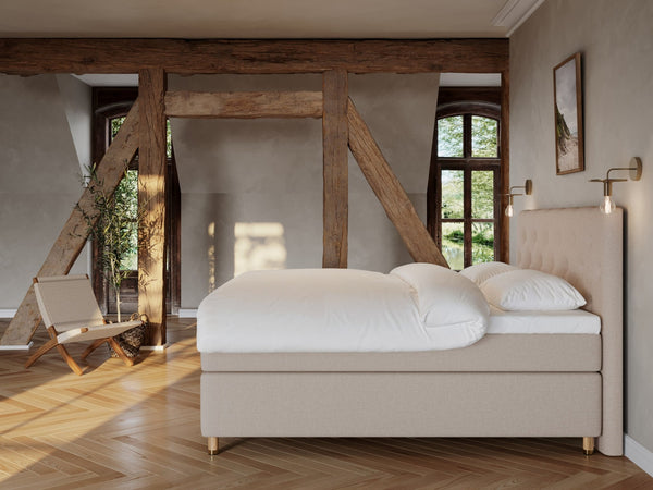 Nora Fjord 220x220 Sand Nordic Dream tilbyr senger med skandinavisk design og materialer av høy kvalitet. Opplev perfekt komfort for en god natts søvn. Bestill din i dag!
