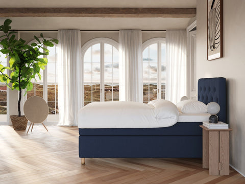 Nora Nordlys 140x200 Mørkeblå Nordic Dream tilbyr senger med skandinavisk design og materialer av høy kvalitet. Opplev perfekt komfort for en god natts søvn. Bestill din i dag!