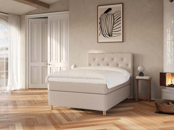 Nora Nordlys 140x200 Sand Nordic Dream tilbyr senger med skandinavisk design og materialer av høy kvalitet. Opplev perfekt komfort for en god natts søvn. Bestill din i dag!