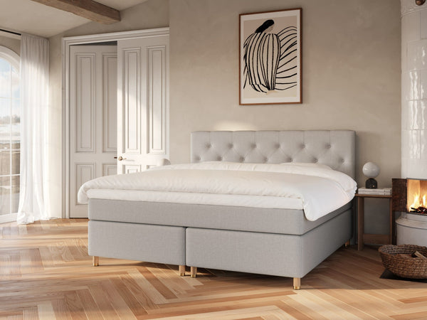 Nora Nordlys 200x200 Lysegrå Nordic Dream tilbyr senger med skandinavisk design og materialer av høy kvalitet. Opplev perfekt komfort for en god natts søvn. Bestill din i dag!
