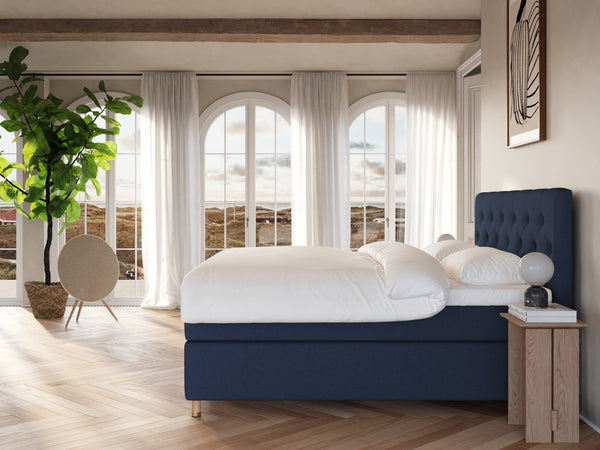 Nora Nordlys 200x200 Mørkeblå Nordic Dream tilbyr senger med skandinavisk design og materialer av høy kvalitet. Opplev perfekt komfort for en god natts søvn. Bestill din i dag!