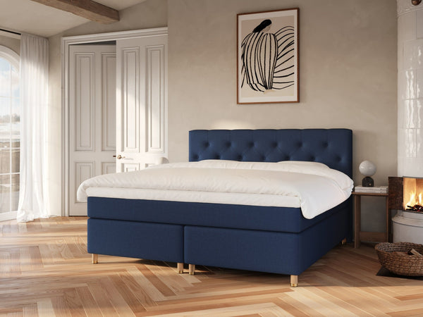 Nora Nordlys 200x200 Mørkeblå Nordic Dream tilbyr senger med skandinavisk design og materialer av høy kvalitet. Opplev perfekt komfort for en god natts søvn. Bestill din i dag!