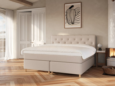 Nora Nordlys 200x200 Sand Nordic Dream tilbyr senger med skandinavisk design og materialer av høy kvalitet. Opplev perfekt komfort for en god natts søvn. Bestill din i dag!