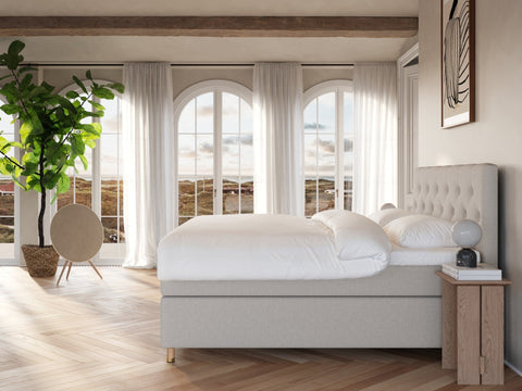 Nora Nordlys 210x210 Lysegrå Nordic Dream tilbyr senger med skandinavisk design og materialer av høy kvalitet. Opplev perfekt komfort for en god natts søvn. Bestill din i dag!
